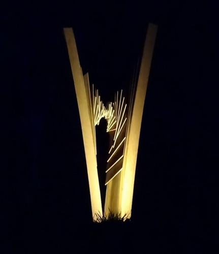 Skulptur beleuchtet am Lichtfestival 2020, Foto Rolf Hediger